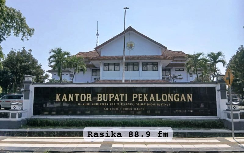 Gedung Kantor Bupati Pekalongan. Di tengah sorotan dugaan hubungan khusus yang menyeret pejabat Pemkab Pekalongan, publik kini menunggu bukan sekadar bantahan, tetapi juga bukti dan klarifikasi yang terang (dok, Bagus - Rasika FM Pekalongan)