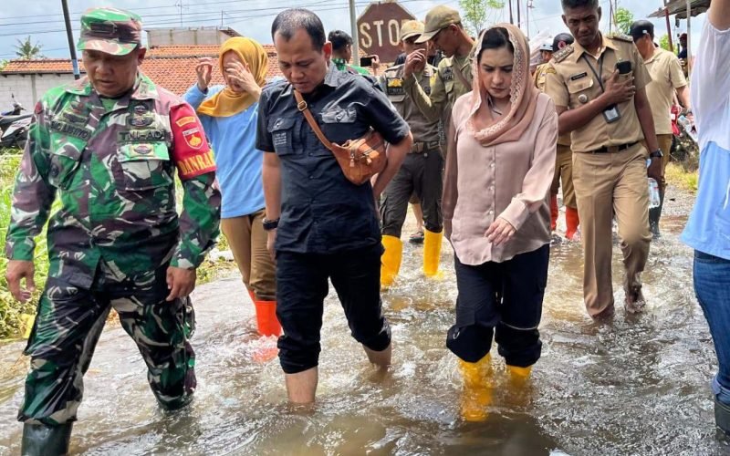 Bupati Fadia Arafiq saat meninjau langsung warga terdampak banjir di Samborejo, Kecamatan Tir