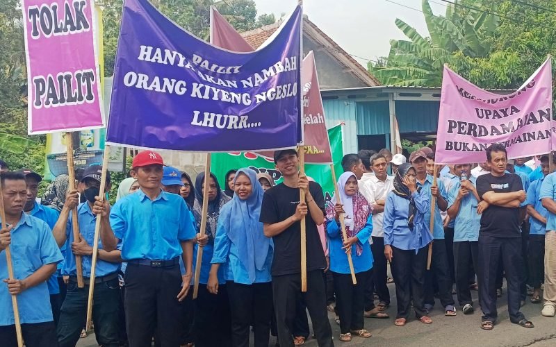 Demo buruh PT.Panamtex mengecam putusan pengadilan niaga, yang mempailitkan pabrik (dok. Istimewa)