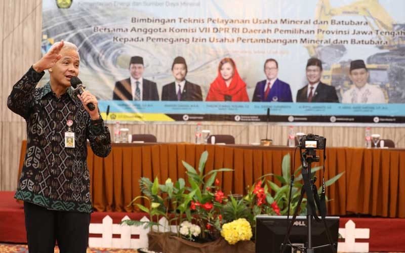 Gubernur Jawa Tengah Ganjar Pranowo saat membuka Bimbingan Teknis Pelayanan Usaha Mineral kepada pemegang izin usaha pertambangan mineral yang digelar di Hotel Gets, Kota Semarang, Selasa (12/7/2022).