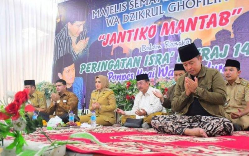 Bupati Pekalongan, Fadia Arafiq, didampingi Ketua Dekranasda Ashraff Abu, menghadiri acara zikir akbar dalam rangka peringatan Isra Mi'raj di kompleks ponpes Wali Tanduran Kecamatan Paninggaran, Senin (15/1/2023)


Artikel ini telah tayang di TribunJateng.com dengan judul Bupati Fadia: Isra Mi'raj Adalah Wujud Cinta Kita Kepada Rasulullah, https://jateng.tribunnews.com/2024/01/15/bupati-fadia-isra-miraj-adalah-wujud-cinta-kita-kepada-rasulullah. (dok, Prokompim)