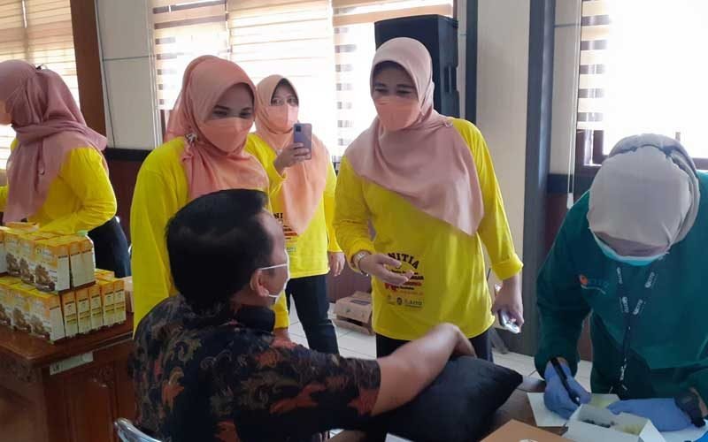 CEK - Ketua DWP Kabupaten Pekalongan, Fika Yulian Akbar memantau secara langsung pemeriksaan kesehatan di Aula Setda.