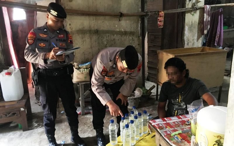 CIU - Puluhan botol ciu yang berhasil diamankan oleh Sat Samapta Polres Pekalongan (dok. Humas)