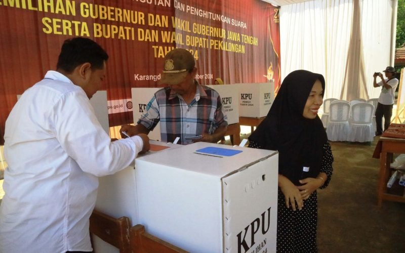 Situasi pencoblosan saat simulasi pelaksanaan pemungutan suara di Pilkada 2024 (Dok. Bagus Rasika FM Pekalongan)