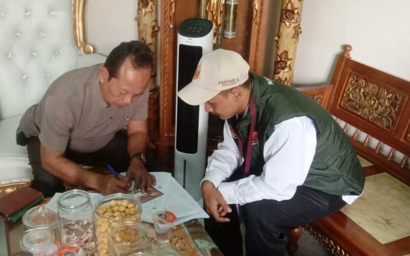 COKLIT - Petugas Pemutakhiran Data Pemilih (Pantarlih) saat melaksanakan Pencocokan dan Penelitian (coklit) di salah satu rumah warga (dok. Istimewa)