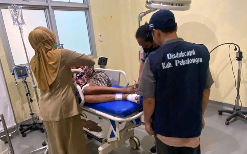 URC - Tim Unit Reaksi Cepat dari Disdukcapil Kabupaten Pekalongan saat melakukan pelayanan adminduk di RSUD Kajen (dok. Disdukcapil)
