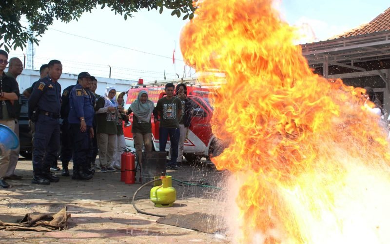 SI JAGO MERAH – Komisioner dan Staf KPU Kabupaten Pekalongan saat mendapatkan pelatihan tanggap darurat (26/07/2024 – dok. Bagus – Rasika FM)