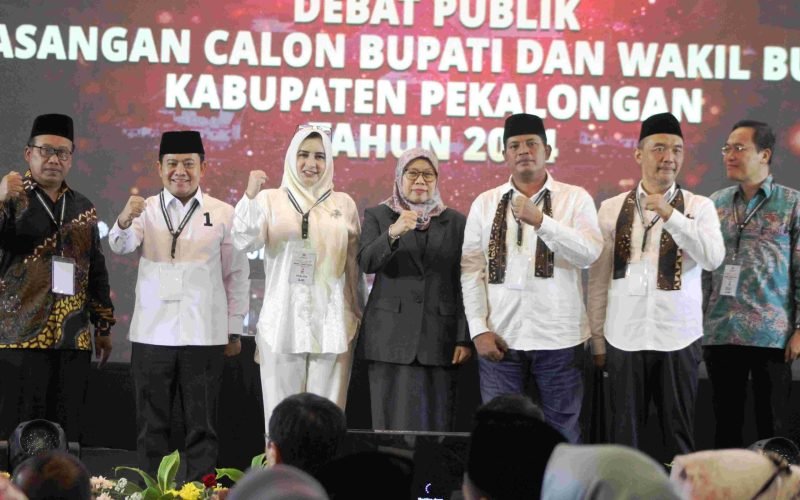 DEBAT PUBLIK - Ketua KPU Kabupaten Pekalongan, Laelatul Izzah (tengah) berfoto bersama dengan kedua paslon usai debat publik (dok. Bagus Rasika FM Pekalongan)