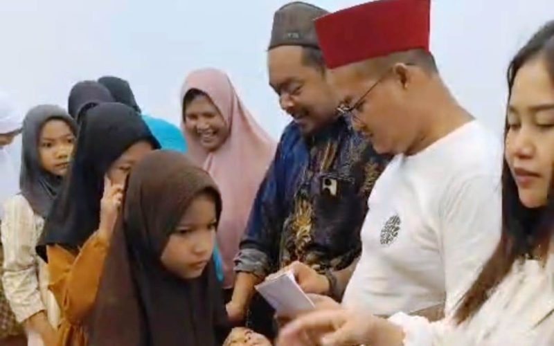 Nanang Purwidiyanto (Dian), Anggota DPRD Kabupaten Pekalongan dari Fraksi PAN, menyerahkan santunan kepada anak yatim dalam kegiatan berbagi Ramadhan di kawasan Kajen, Jumat (13/03/2026).