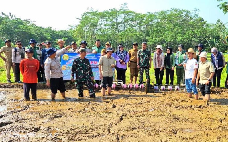 Kepala Dinas Ketahanan Pangan dan Pertanian Kabupaten Pekalongan Yudhi Himawan saat mengikuti Gerakan Tanam PM AAS di Kelompok Tani Sikunang, Desa Sinangoh Prendeng, Kecamatan Kajen, Selasa (22/9/2026). Gerakan tanam ini menjadi bagian dari upaya mendorong peningkatan produksi pertanian dan memperkuat ketahanan pangan di Kabupaten Pekalongan (dok. Bagus AA - Rasika FM Pekalongan).