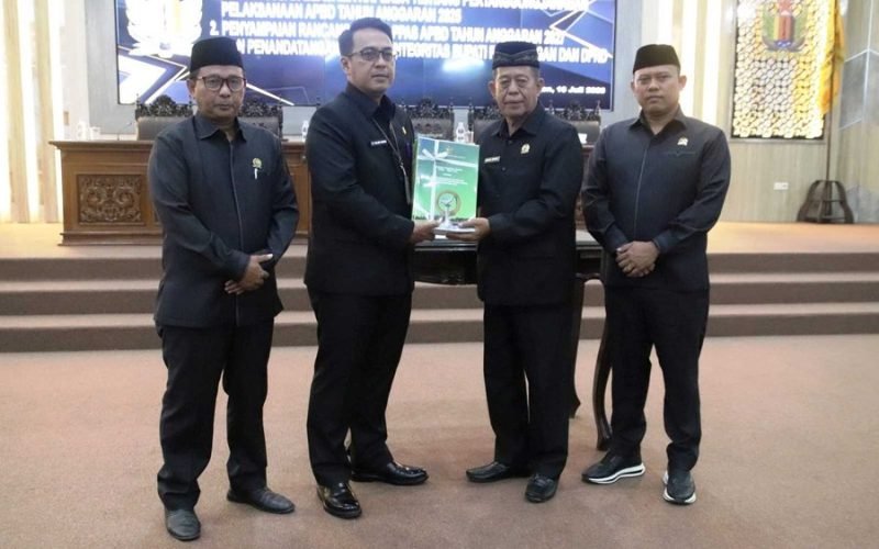 Ketua DPRD Kabupaten Pekalongan menerima dokumen Raperda Pertanggungjawaban Pelaksanaan APBD Tahun Anggaran 2025 usai persetujuan bersama dalam Rapat Paripurna, Jumat (10/7/2026) malam. DPRD menegaskan komitmennya memperkuat fungsi pengawasan terhadap pengelolaan keuangan daerah (dok, Istimewa).