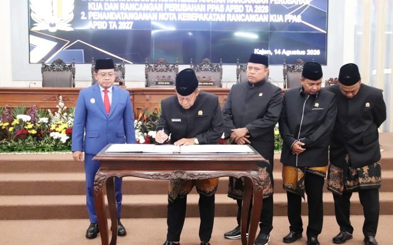 Ketua DPRD Kabupaten Pekalongan, Abdul Munir, menandatangani berita acara Nota Kesepakatan Perubahan KUA-PPAS APBD Tahun Anggaran 2026 dan KUA-PPAS APBD Tahun Anggaran 2027 dalam Rapat Paripurna DPRD Kabupaten Pekalongan, Jumat (14/8/2026).