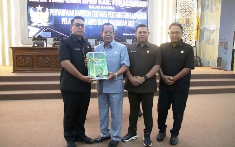 Penyerahan berita acara Rapat Paripurna DPRD Kabupaten Pekalongan menandai dimulainya pembahasan Raperda Pertanggungjawaban Pelaksanaan APBD Tahun Anggaran 2025. DPRD memastikan setiap catatan hasil audit BPK akan dikaji secara mendalam sebagai bagian dari fungsi pengawasan terhadap pengelolaan keuangan daerah. (dok, istimewa)