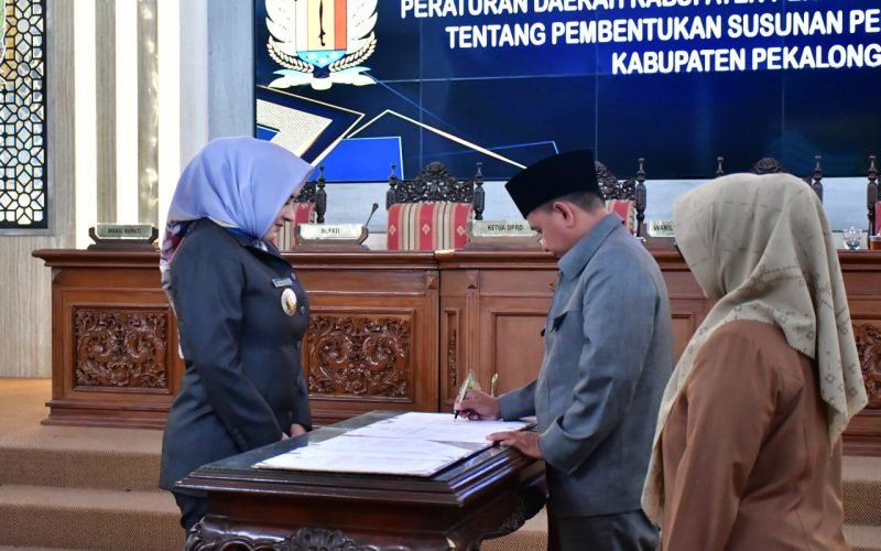PARIPURNA - Pengesahan Perda Pembentukan dan Susunan Perangkat Daerah 2023 di ruang Paripurna DPRD Kabupaten Pekalongan (27/12/2023 - dok. Istimewa)