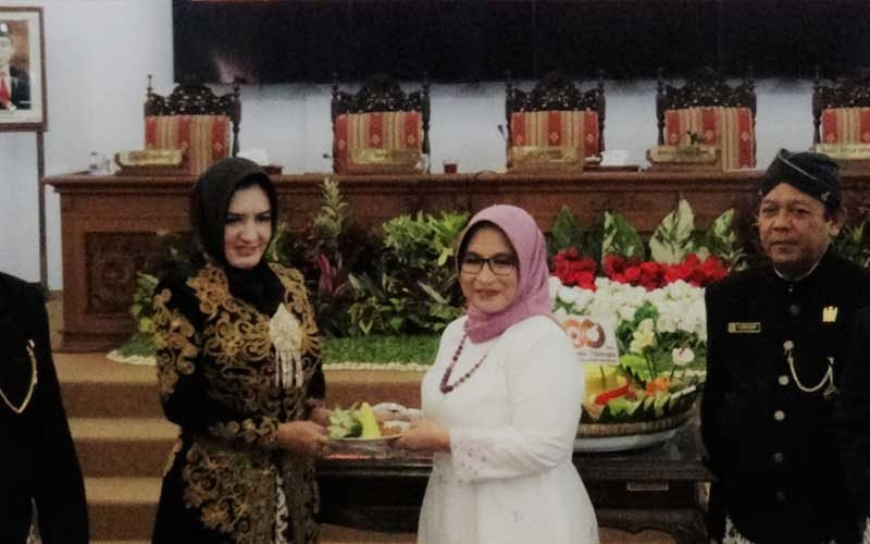 RASA SYUKUR - Ketua DPRD Kabupaten Pekalongan, Hj. Hindun memberikan potongan tumpeng kepada Bupati Pekalongan Fadia Arafiq dalam rapat Paripurna, Kamis (25/08/2022).