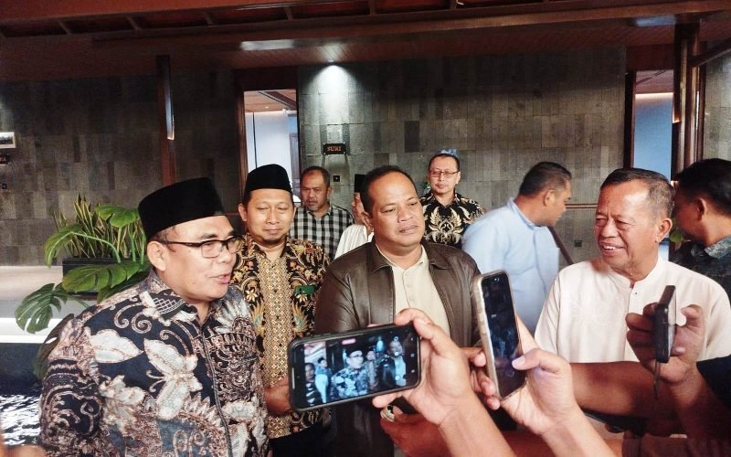 Ketua DPRD Kabupaten Pekalongan Abdul Munir (kanan), Ketua DPC PKB Kabupaten Pekalongan Asip Kholbihi (kiri), dan Ketua DPC PDI Perjuangan Kabupaten Pekalongan Riswadi (tengah) memberikan pernyataan kepada awak media usai pertemuan silaturahmi pimpinan DPRD dengan pimpinan partai politik di salah satu resto di Jalan Teuku Umar, Kajen, Sabtu (26/9/2026) malam.