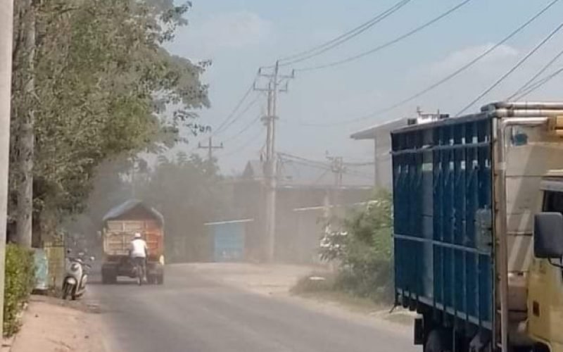 POLUSI – Keluhan warga karena polusi udara yang diduga akibat dari aktifitas pabrik beton curah (ready mix) di jalan raya Bojong – Sragi Desa Sembung Jambu Kecamatan Bojong