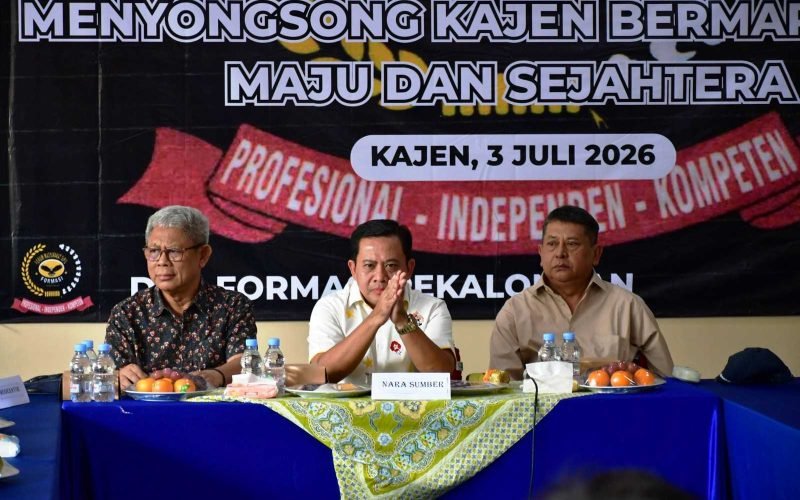 Tiga tokoh penting Kabupaten Pekalongan, Amat Antono, Plt. Bupati Sukirman, dan Dulmanan, duduk dalam satu forum dialog yang digagas LSM Forum Masyarakat Sipil (FORMASI), Jumat (3/7/2026). Pertemuan ini menjadi momentum membangun kembali komunikasi, menyatukan gagasan, dan memperkuat sinergi demi arah kebijakan pembangunan Kabupaten Pekalongan yang lebih baik (dok. istimewa)