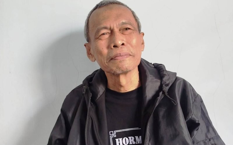 Ketua Forum Masyarakat Sipil (Formasi) Kabupaten Pekalongan, Mustajirin, saat memberikan keterangan kepada sejumlah awak media di Kajen, Senin (28/9/2026), terkait sorotan terhadap pertemuan tertutup Pimpinan DPRD dan sejumlah pimpinan partai politik di Kabupaten Pekalongan.