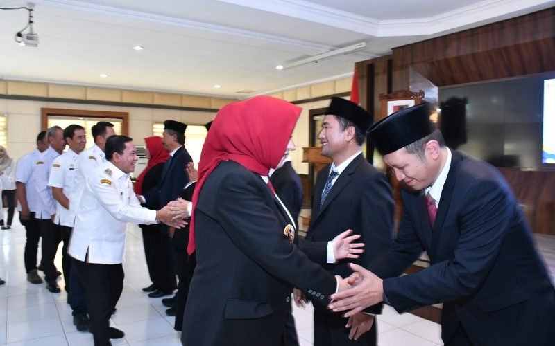 Bupati Pekalongan Fadia Arafiq menyalami para pejabat eselon II yang baru dilantik, menegaskan pesan soliditas dan kerja maksimal dalam rotasi besar di penghujung 2025 (dok. Istimewa)