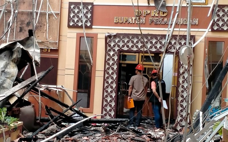 GEDUNG DEWAN - Suasana gedung DPRD Kabupaten Pekalongan yang terbakar (Dok, Istimewa)