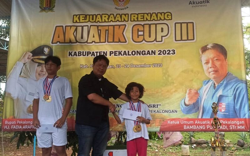 AKUATIK - Ketua Umum Akuatik Kabupaten Pekalongan, Bambang Purwadi saat penyerahan piala kepada para juara dalam kejuaraan Akuatik Cup III Kabupaten Pekalongan (dok. Istimewa)