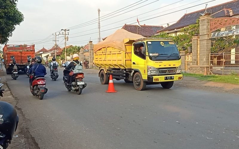 TRUK TANAH - Truk bermuatan tanah yang beroperasi sejak pagi hari dinilai oleh masyarakat dan pengguna jalan menjadi penyebab rusaknya aspal dan tersendatnya arus lalu lintas di jalur Kajen - Wiradesa (dok. Istimewa)
