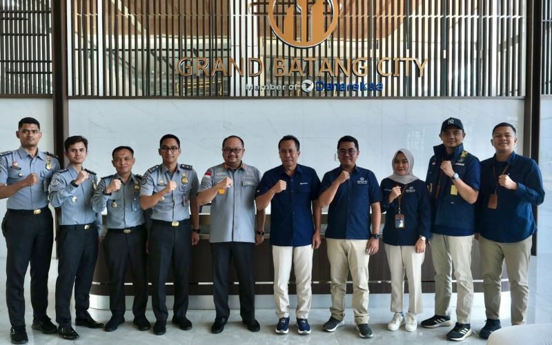 (Meninjau langsung perkembangan proses pembangunan Kawasan Industri Terpadu Batang (KITB) di Kabupaten Batang - Dok.Istimewa)