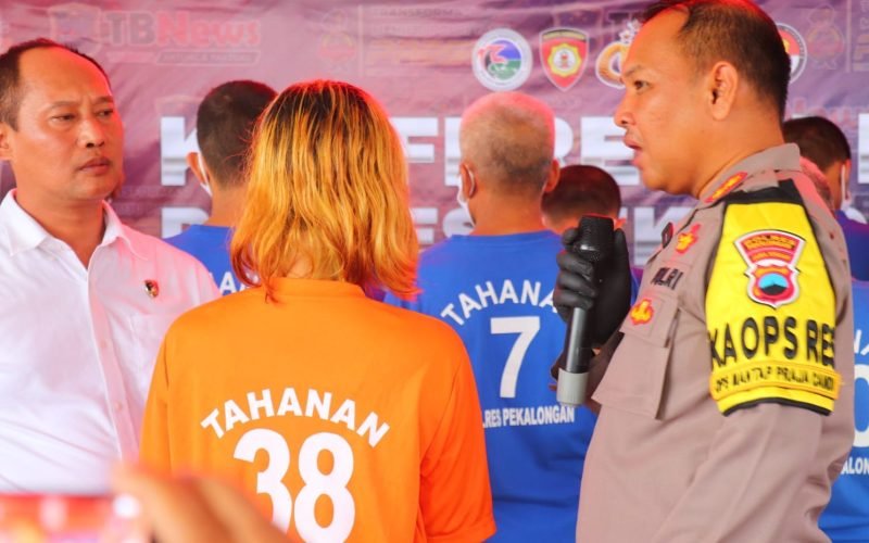 OPEN BO - SN alias Pesek tersangka mucikari saat gelar perkara di Mapolres Pekalongan (dok. Istimewa)