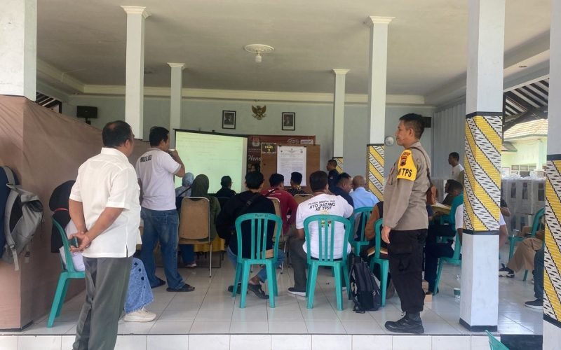 PILKADA - Sejumlah petugas dari TNI/POLRI menjaga kondusifitas penghitungan suara tingkat kecamatan (dok. Humas)