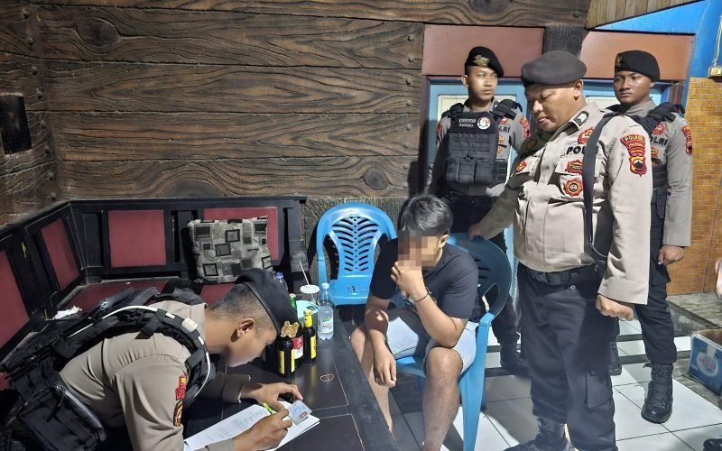 Polres Pekalongan dan Satpol PP merazia sejumlah kafe di pantura yang menjual miras (dok. Humas)