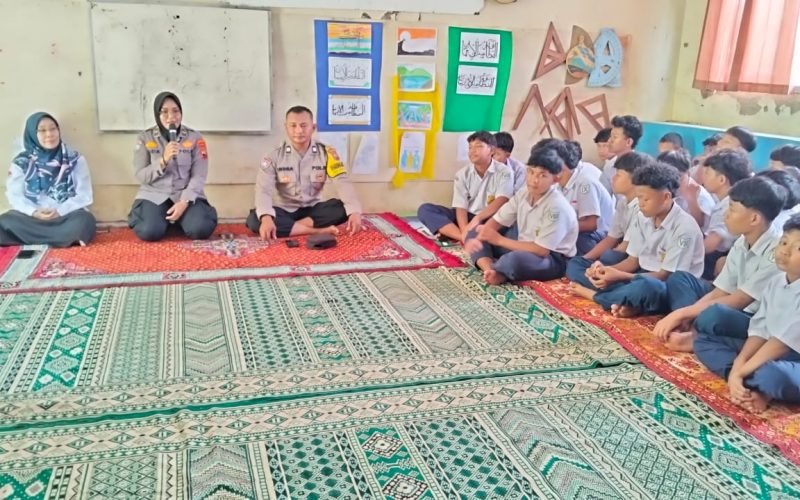 BINLUH - Polsek Kedungwuni lakukan bimbingan dan penyuluhan antisipasi kenakalan remaja di MTs Al Hikmah Proto (dok. Humas)