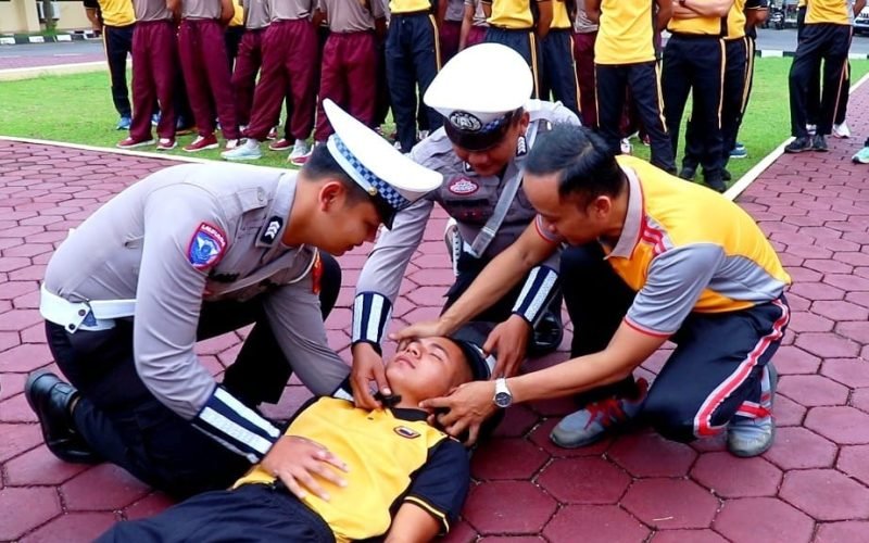 DOKKES - Kedokteran Kepolisian dan Kesehatan Kepolisian (Dokkes) Polres Pekalongan gelar pelatihan peningkatan kemampuan (Latkatpuan) dalam tindakan pertama penanganan korban laka lantas (dok. Humas)