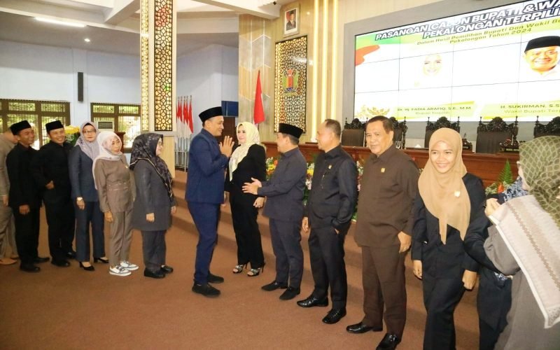 PARIPURNA - Sejumlah anggota DPRD Kabupaten Pekalongan memberikan ucapan selamat kepada Bupati dan Wakil Bupati Terpilih (Dok. Bagus - Rasika FM Pekalongan)