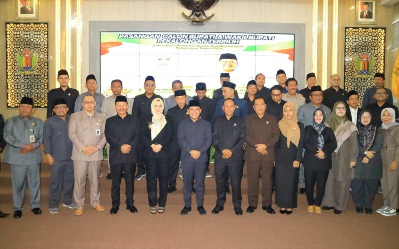 PARIPURNA - Anggota DPRD Kab. Pekalongan foto bersama dengan calon Bupati dan Wakil Bupati terpilih dalam Pilkada 2024 (dok. Bagus - Rasika FM)