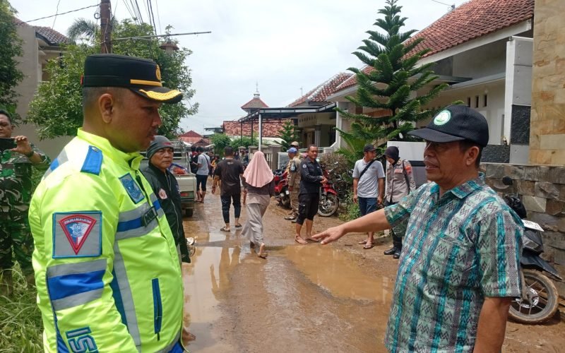 TINJAU - Ketua DPRD Kabupaten Pekalongan, Abdul Munir dan Kapolres Pekalongan, Dony Prakoso saat melakukan tinjauan banjir bandang di Kranji Kedungwuni (21/01/2025 - dok. Bagus Rasika FM)