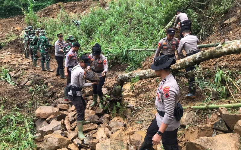 SINERGITAS - TNI-Polri terus melakukan upaya pemulihan pasca bencana longsor di Petungkriyono (dok. Humas)