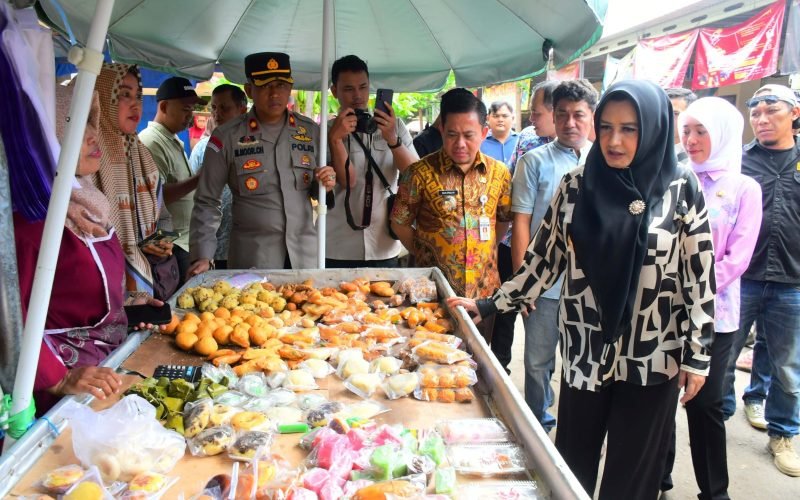 Bupati Fadia dan Sukirman saat kunjungan ke pasar Wiradesa guna memantau harga kebutuhan masyarakat jelang lebaran (Dok. Prokompim)