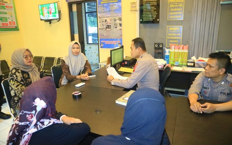 GAGAL UMROH - Sejumlah orang mendatangi Polres Pekalongan untuk melaporkan dugaan penipuan yang dilakukan oleh biro umroh Nur Hajj (20/03/2025 - dok. Bagus Rasika FM)