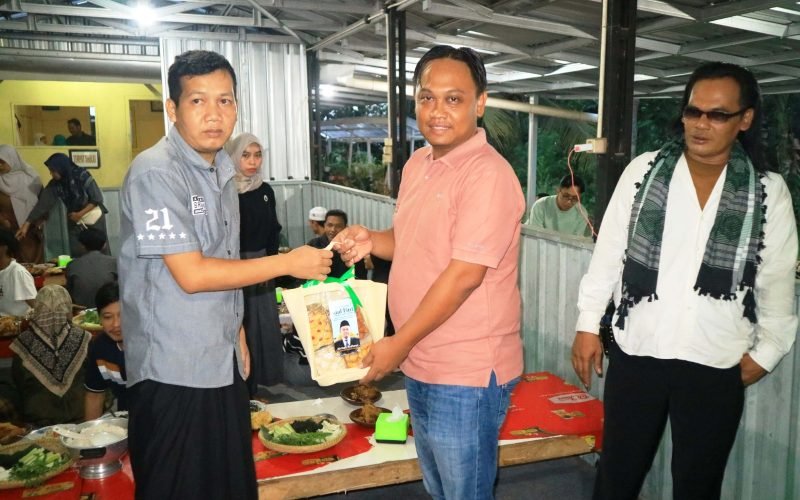 BUKBER - Wakil Ketua DPRD Kabupaten Pekalongan dari Fraksi PAN, Ahmad Ridhowi saat menggelar acara buka bersama dengan konstituen (24/03/2025 - Dok. Bagus Rasika FM)
