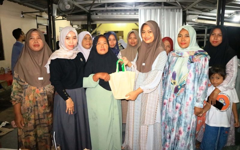 BERBAGI - Umi Farida anggota DPRD Kabupaten Pekalongan dari Fraksi PAN yang berangkat dari pengusaha sukses hingga menjadi wakil rakyat (24/03/2025 - Dok. Bagus Rasika FM)