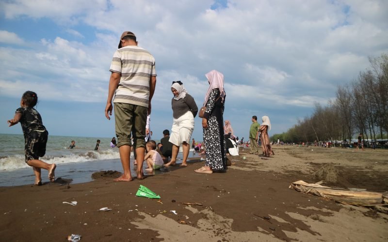 Suasana obyek wisata pantai Wonokerto yang mengalami lonjakan signifikan selama musim libur lebaran 2025 (dok. Bagus Rasika FM)
