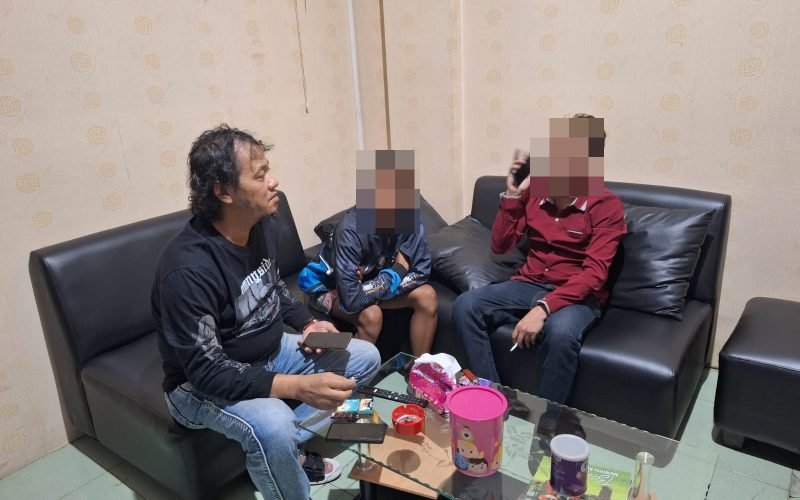 Dua pelaku pengeroyokan dan pemerasaan saat diamankan di Polres Pekalongan (dok. Humas)