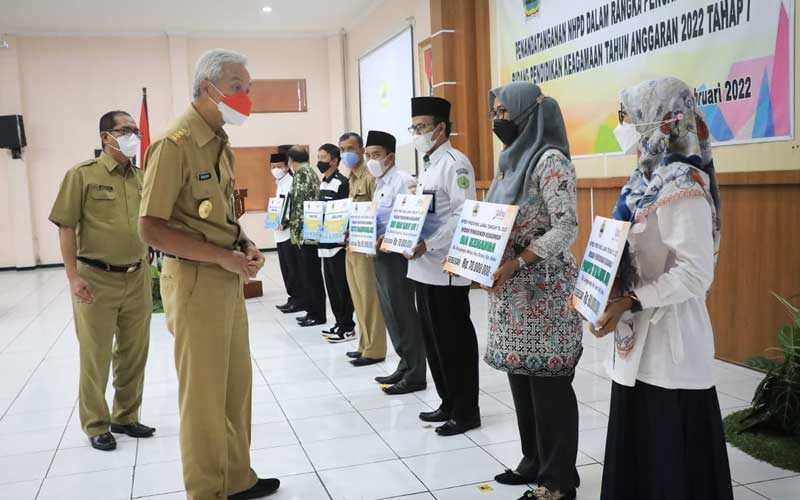 Ganjar-Beri-Bantuan-2201-Lembaga-Agama-Senilai-Rp107-M
