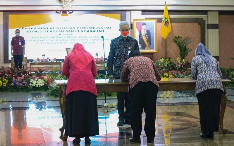 Gubernur Jawa Tengah Ganjar Pranowo saat Penyerahan Keputusan Pengangkatan Kepala Sekolah dan Pengarahan kepada Kepala SMAN, SMKN, dan SLBN di Lingkungan Pemerintah Provinsi Jawa Tengah oleh Gubernur Jateng di Gedung Gradhika Bhakti Praja, kompleks kantor Gubernur Jateng di Semarang, Selasa (12/7/2022).