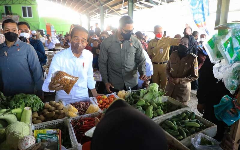 Ganjar-Dampingi-Jokowi-Bagikan-BLT-Minyak-Goreng-di-Pasar-Tradisional-Brebes