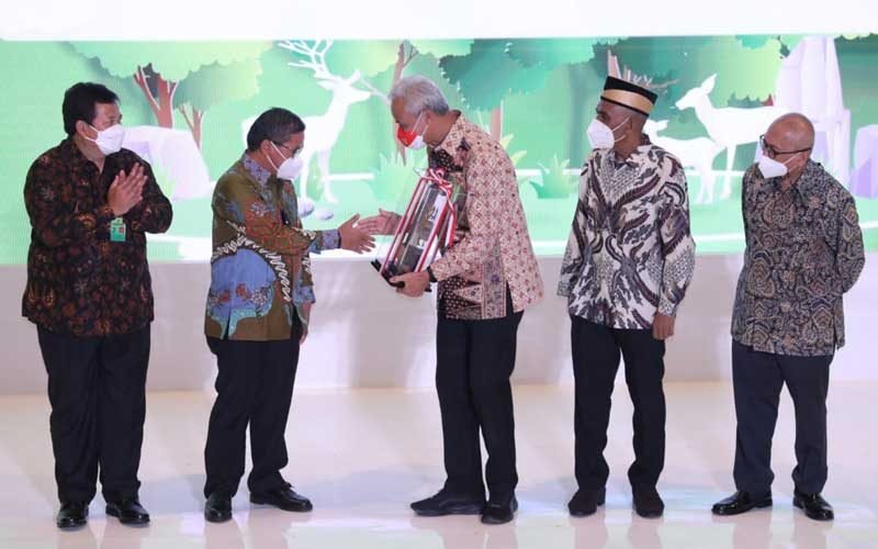 Gubernur Jawa Tengah Ganjar Pranowo saat menerima penghargaan Green Leadership Nirwasita Tantra 2021 di Gedung Manggala Wanabakti, Jakarta, Rabu (20/7/2022).