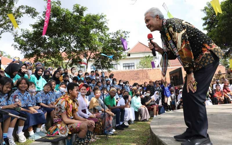 Gubernur Jawa Tengah Ganjar Pranowo saat dalam acara pembukaan Borobudur Student Festival 2022 di Canisio Art Center, SD Kanisius, Wonorejo, Kabupaten Magelang, Senin (27/6/2022).