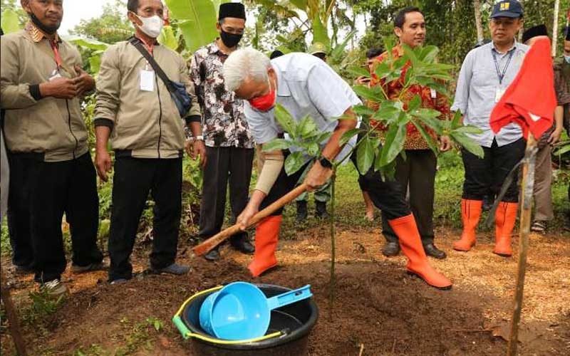Gubernur Jawa Tengah, Ganjar Pranowo saat memimpin gerakan menanam pohon di wilayah Banyumas, belum lama ini.