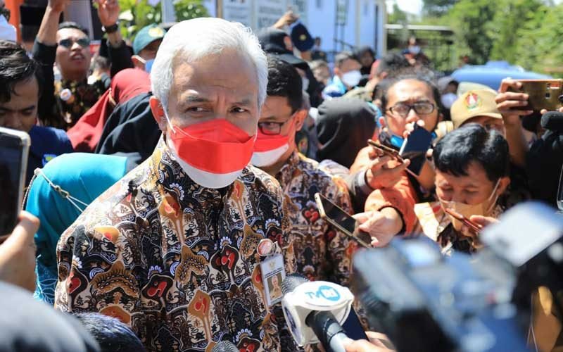 Gubernur Jawa Tengah Ganjar Pranowo di sela acara puncak peringatan Harganas 2022 tingkat Provinsi Jawa Tengah di Desa Watukumpul, Parakan, Kabupaten Temanggung, Rabu (29/6).